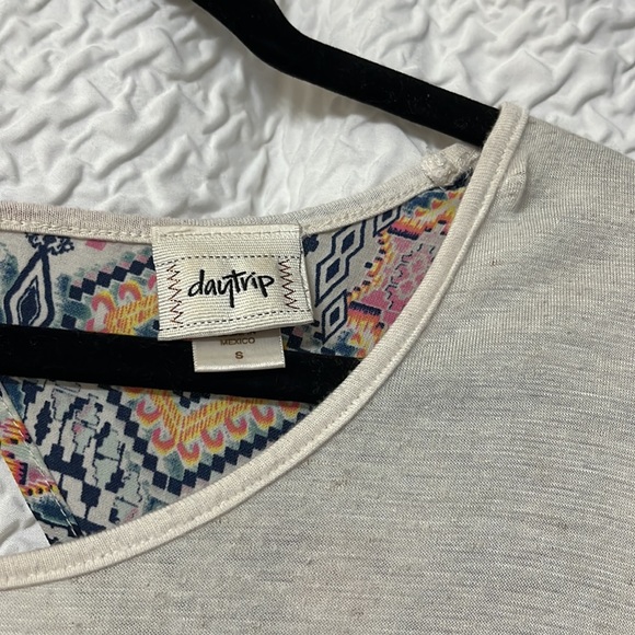 Aztec Designed Open Back Shirt - Picture 3 of 3